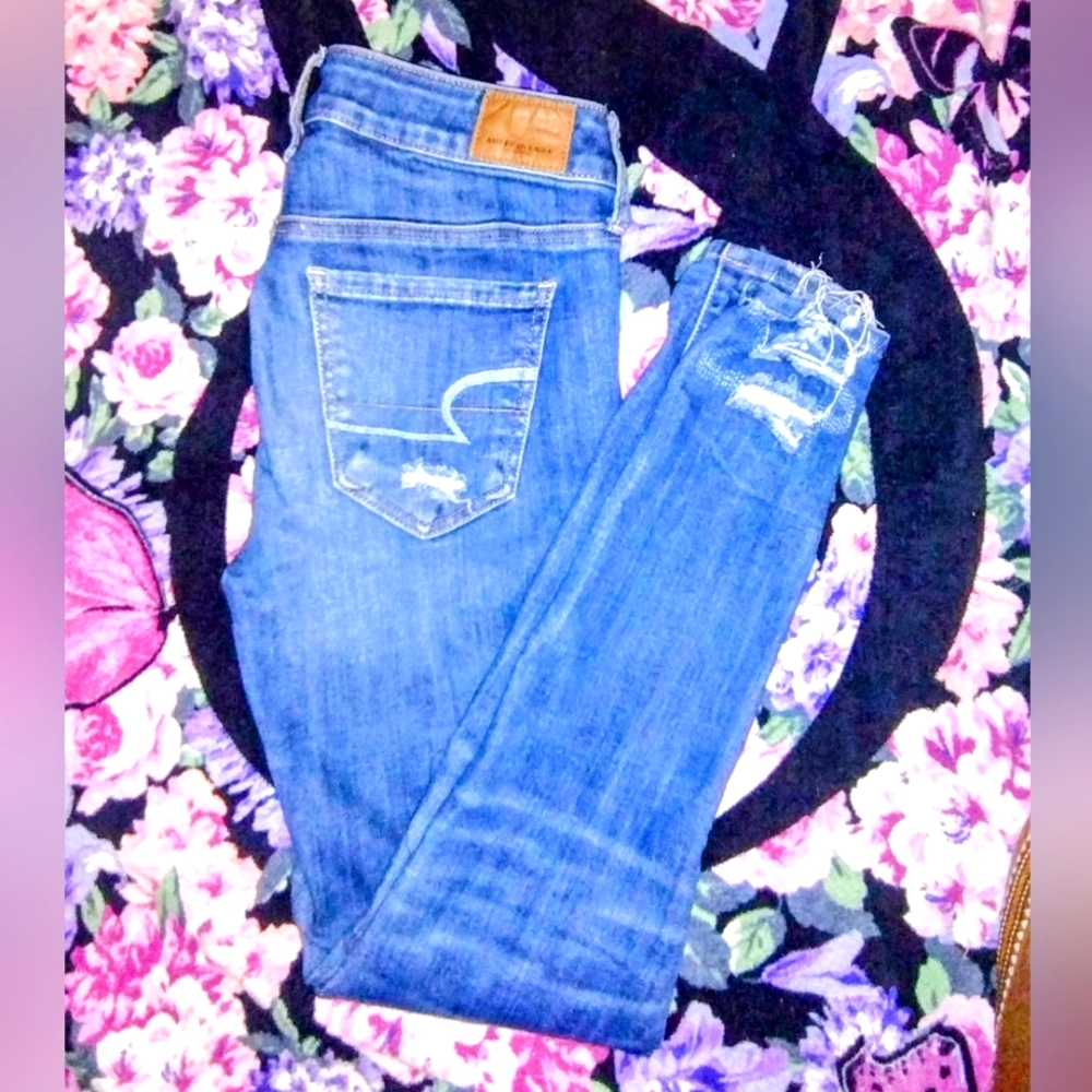 Women destroyed American eagle skinny jeans